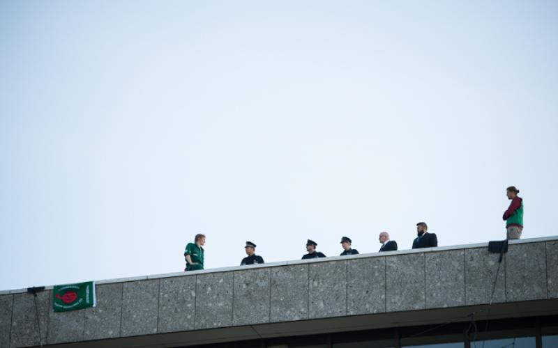 Bei einer Kletteraktion gegen Atomtransporte auf dem Dach des CCH in Hamburg